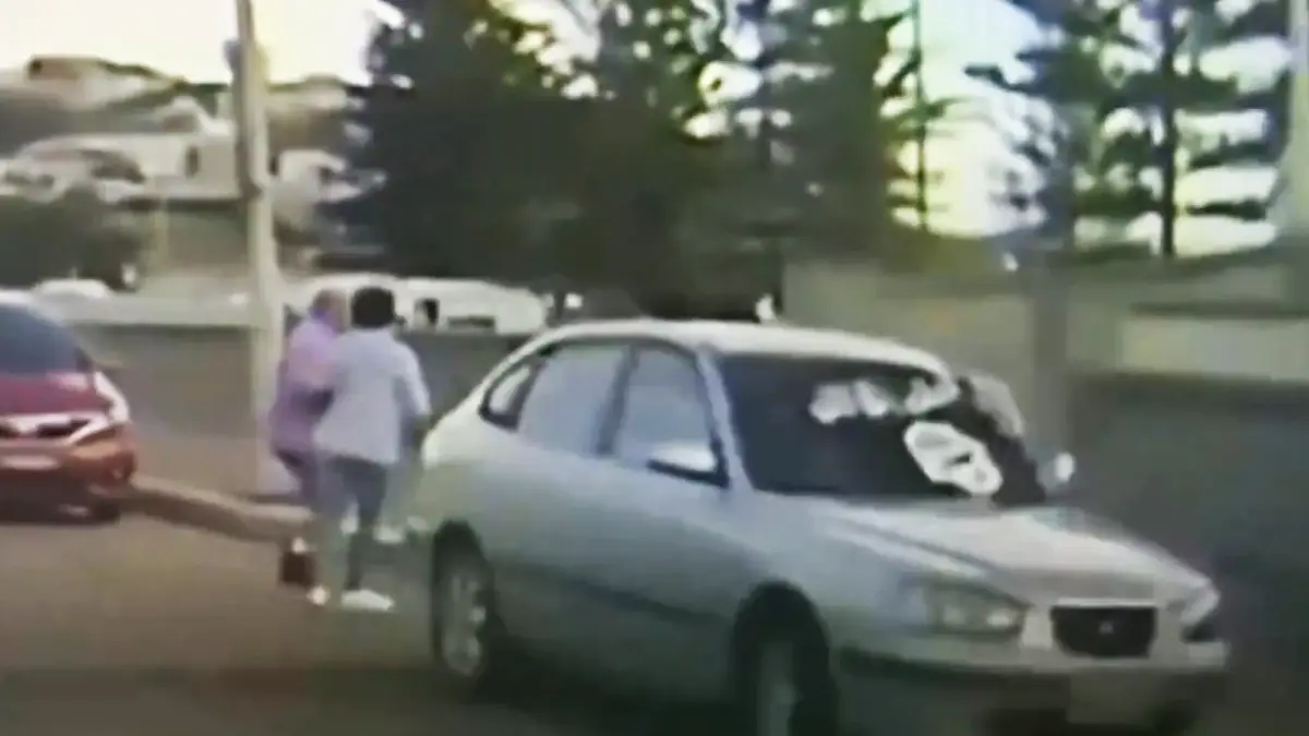 2 Bendera Islamic State dan Sejumlah Bom Rakitan Ditemukan di Mobil Pelaku Penembakan Massal di Pantai Bondi Bendera Islamic State (ISIS) ditemukan di dalam sebuah kendaraan yang digunakan oleh kedua pelaku penembakan m