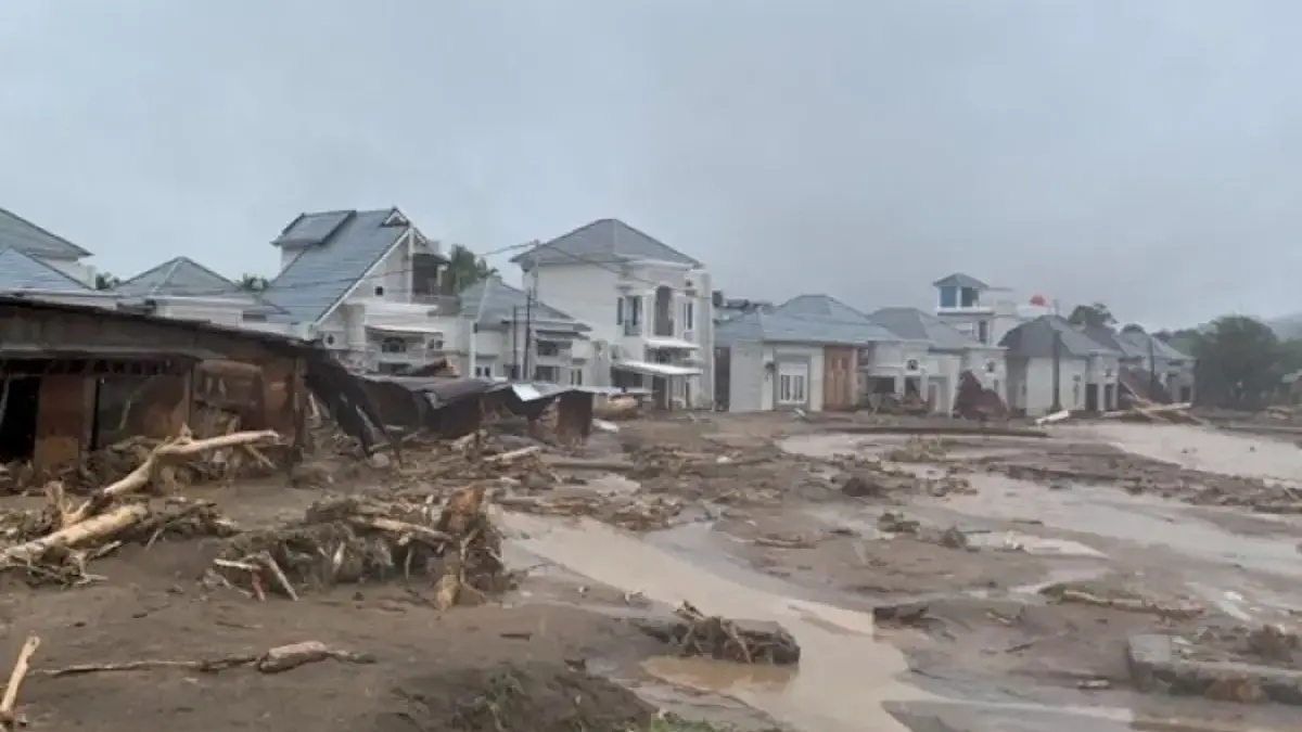 Bencana Banjir Longsor di Sumatera, BNPB Perbarui Data Korban Meninggal: 604 Orang Suasana kerusakan akibat banjir bandang di pemukiman rumah warga di wilayah Lubuk Minturun, Koto Tengah, Kota