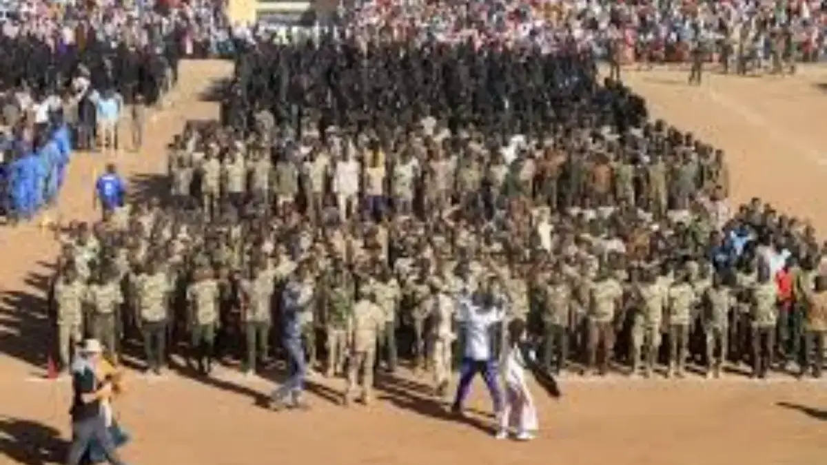 Tentara Sudan dari tentara reguler sedang melawan mantan rekan di pasukan paramiliter RSF, dalam konflik yang