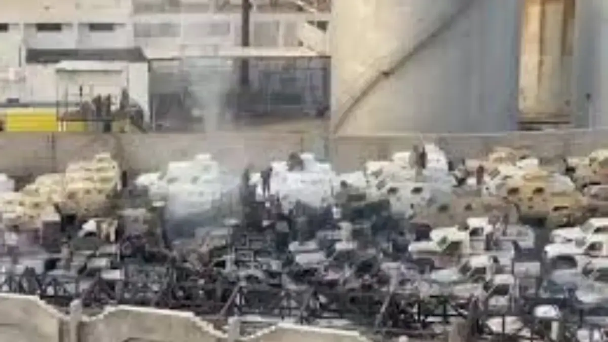 Yaman Batalkan Perjanjian Pertahanan dengan Uni Emirat Arab Keadaan di Mukalla tegang setelah serangan udara koalisi pimpinan Saudi menargetkan pasukan separatis yang did