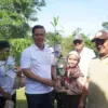 Bupati Jepara Witiarso Utomo berikan bibit kepada siswa untuk di tanam. (Foto: Dok)