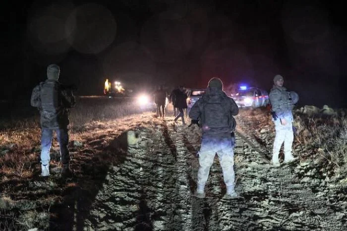 Tim penyelamat bekerja di lokasi jatuhnya jet pribadi yang membawa petinggi militer Libya di Distrik Haymana,