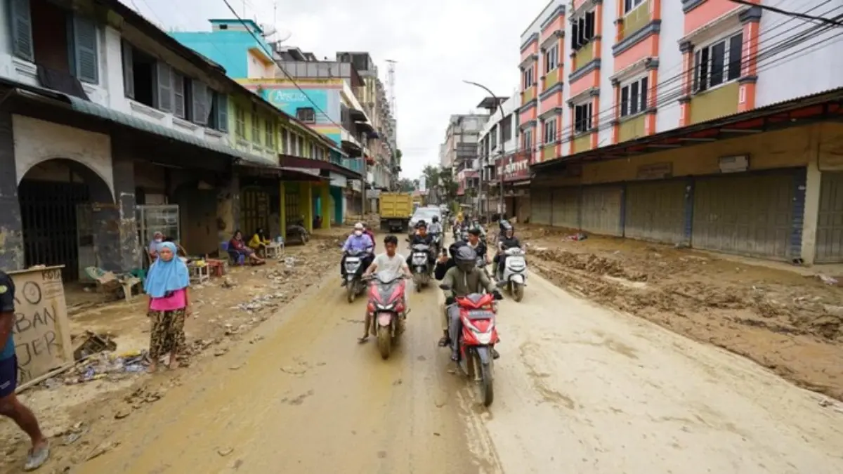 Kondisi Aceh Tamiang yang penuh lumpur sisa banjir besar (dok. BNPB)