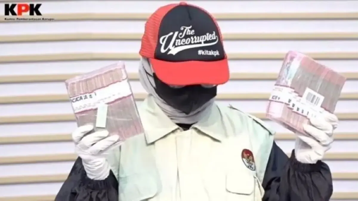 Petugas KPK memamerkan barang bukti. Foto: Tangkapan layar.