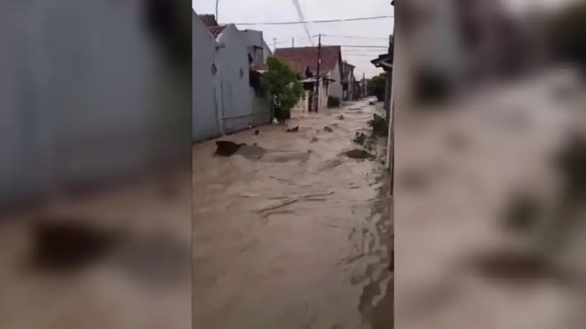Banjir yang menerjang sejumlah wilayah di Kabupaten Cirebon, Jawa Barat, dalam beberapa hari terakhir membuat