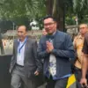 Mantan Gubernur Jawa Barat Ridwan Kamil (depan, tengah) memenuhi panggilan Komisi Pemberantasan Korupsi. (Foto