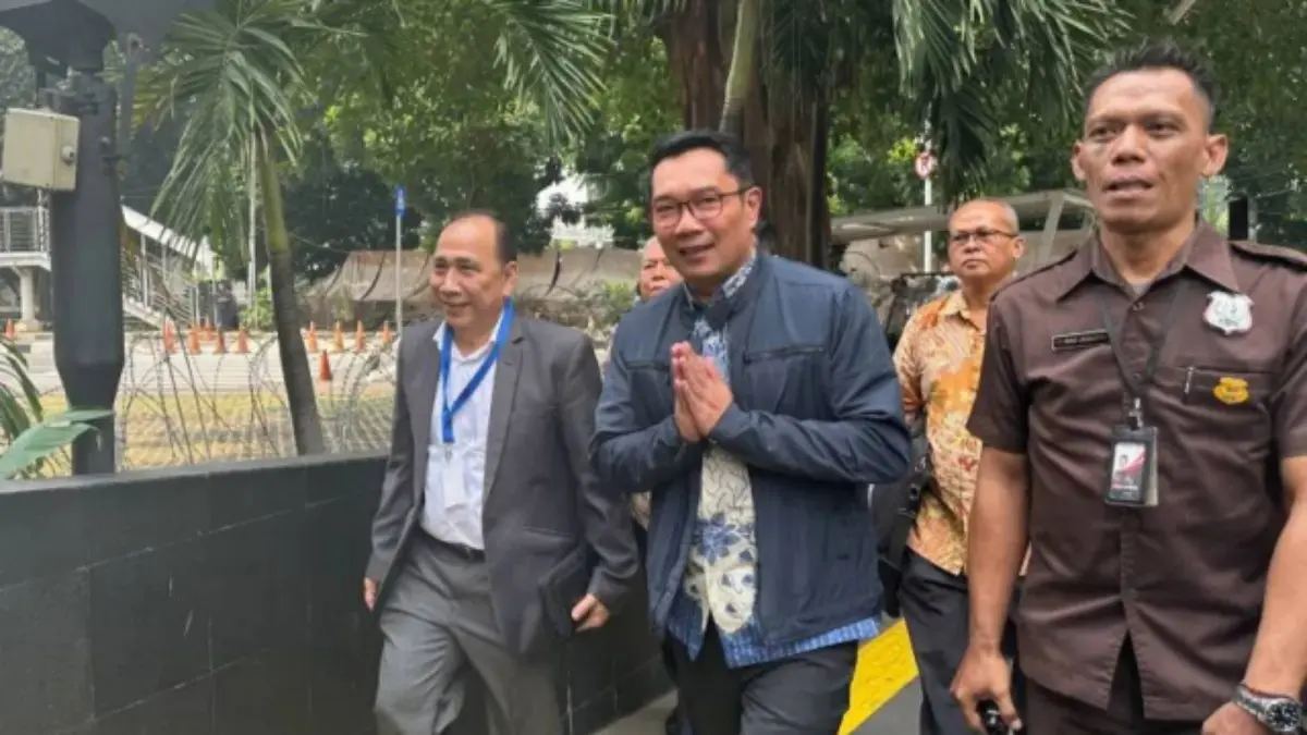 Mantan Gubernur Jawa Barat Ridwan Kamil (depan, tengah) memenuhi panggilan Komisi Pemberantasan Korupsi. (Foto