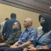 Terdakwa kasus dugaan korupsi pengadaan Chromebook di Kemendikbudristek tahun 2019-2022 Ibrahim Arief (kiri),