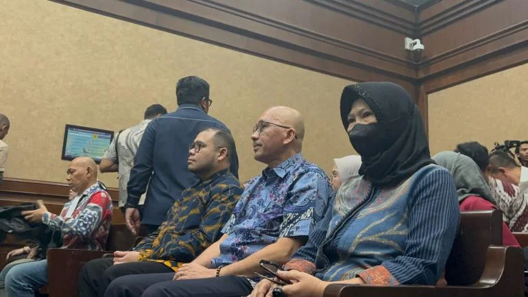 Terdakwa kasus dugaan korupsi pengadaan Chromebook di Kemendikbudristek tahun 2019-2022 Ibrahim Arief (kiri),