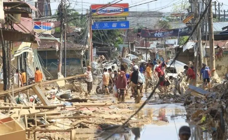 Update Data Korban Banjir dan Tanah Longsor di Sumatera: 995 Tewas 226 Hilang Warga melintasi material arus banjir di kawasan Desa Bukit Tempurung, Kota Kuala Simpang, Kabupaten Aceh Tamia