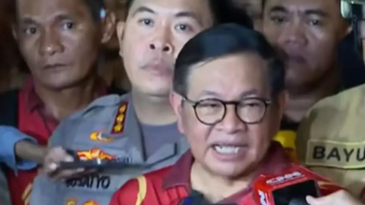 Pramono: Gedung Terra Grone Tidak Punya Alat Pemadam Api RIngan Gubernur DKI Jakarta Pramono Anung (ketiga kiri) meninjau lokasi gedung Terra Drone yang terbakar di jalan Let