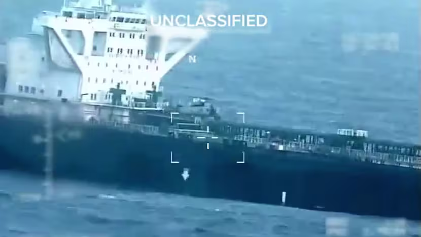 Tangkapan layar dari sebuah video yang menunjukkan kapal tanker minyak kedua disita oleh AS di lepas pantai Ve