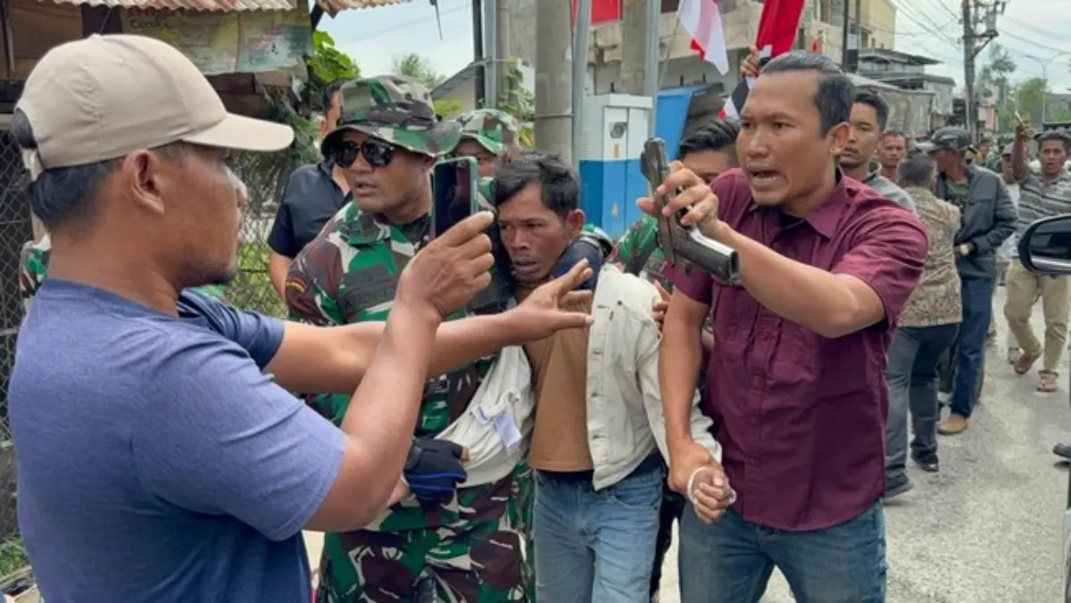 Prajurit TNI bersenjata laras panjang membubarkan iring-iringan massa yang hendak mengantar bantuan ke Aceh Ta