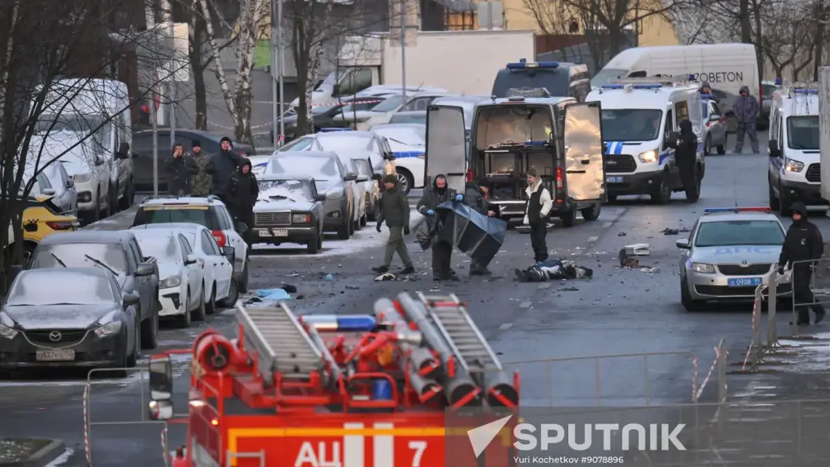 Anggota penegak hukum bekerja di lokasi ledakan bom, yang menewaskan dua petugas polisi dan orang lain yang me