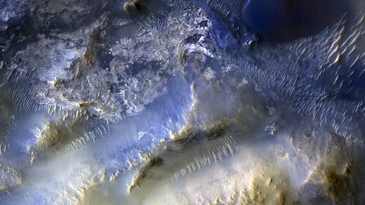 Eksplorasi Mars NASA: Kamera HiRISE Resmi Luncurkan 100.000 Foto Permukaan Planet Merah Pemandangan wilayah yang disebut Syrtis Major ini berasal dari gambar ke 100.000 yang diambil oleh Pengorbit P
