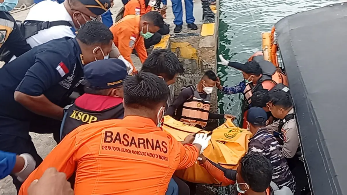 Identifikasi Jenazah Korban Kapal Wisata KM Putri Sakinah yang Tenggelam di Perairan Pulau Padar Tim SAR evakuasi korban tenggelam KM Putri Sakinah (foto: Basarnas)