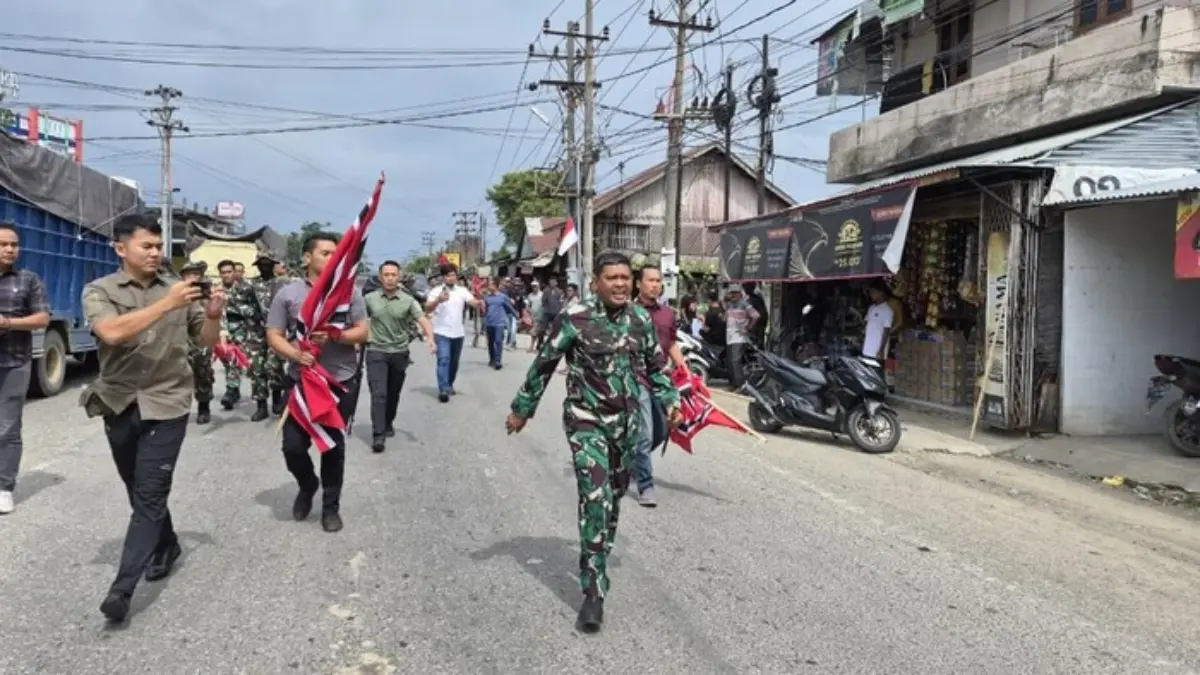 TNI membubarkan aksi pengibaran bendera bulan bintang yang dilakukan sekelompok orang. (dok Korem Lilawangsa)