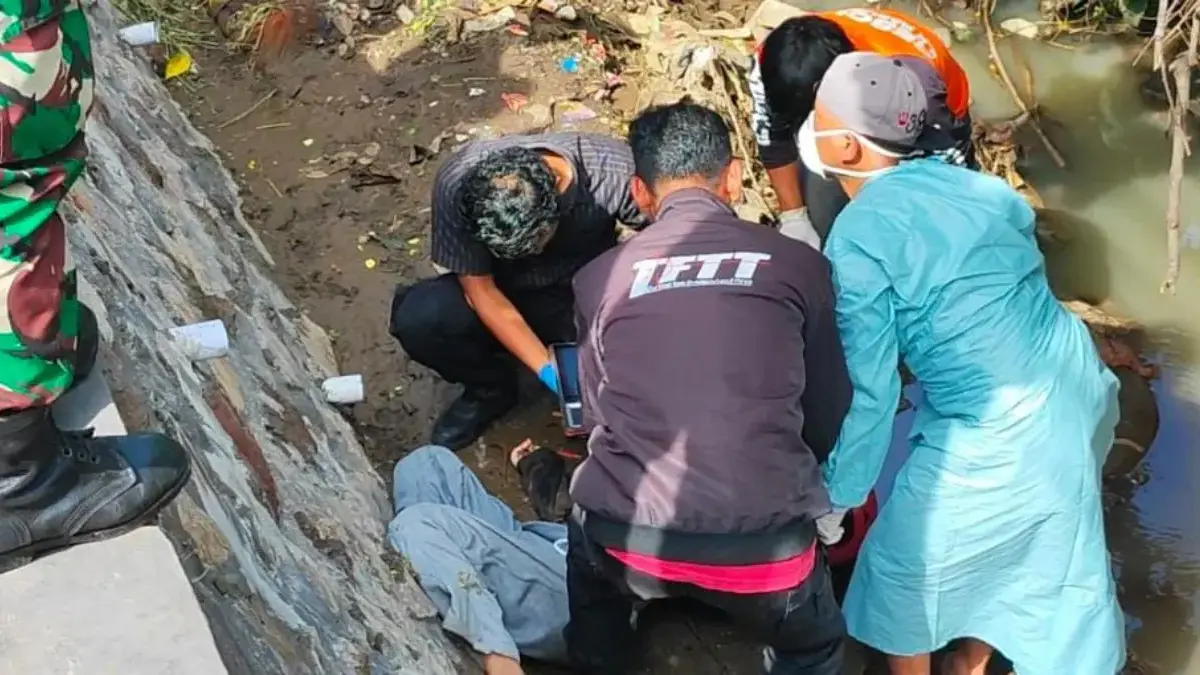 Proses evakuasi mahasiswi UMM asal Probolinggo yang ditemukan tewas di sungai Wonorejo Pasuruan
