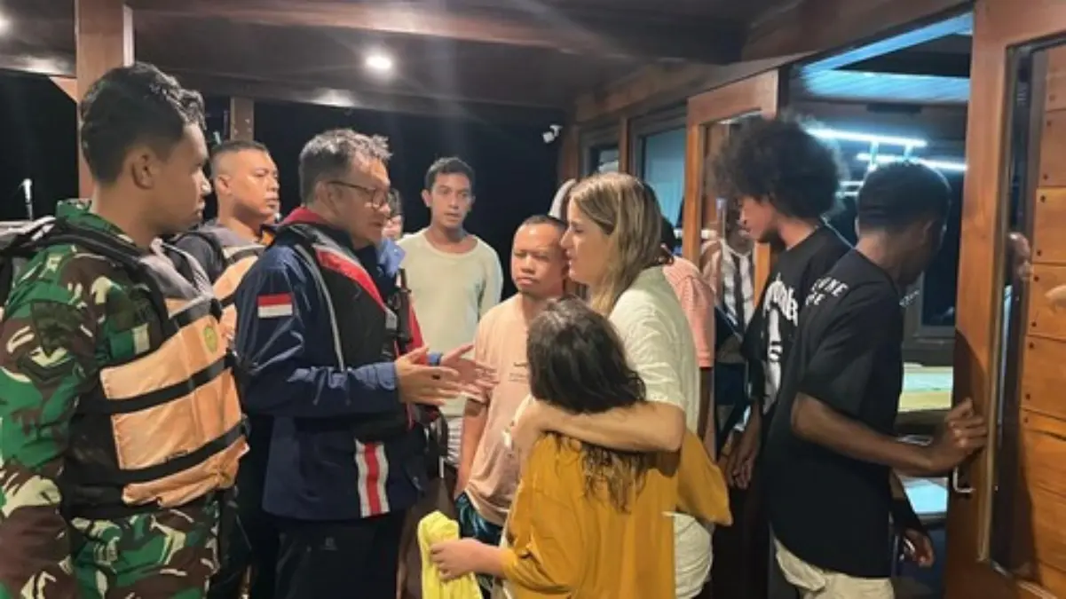 Wisatawan mancanegara yang dievakuasi dengan selamat dari pinisi tenggelam di Selat Pulau Padar, Taman Nasiona