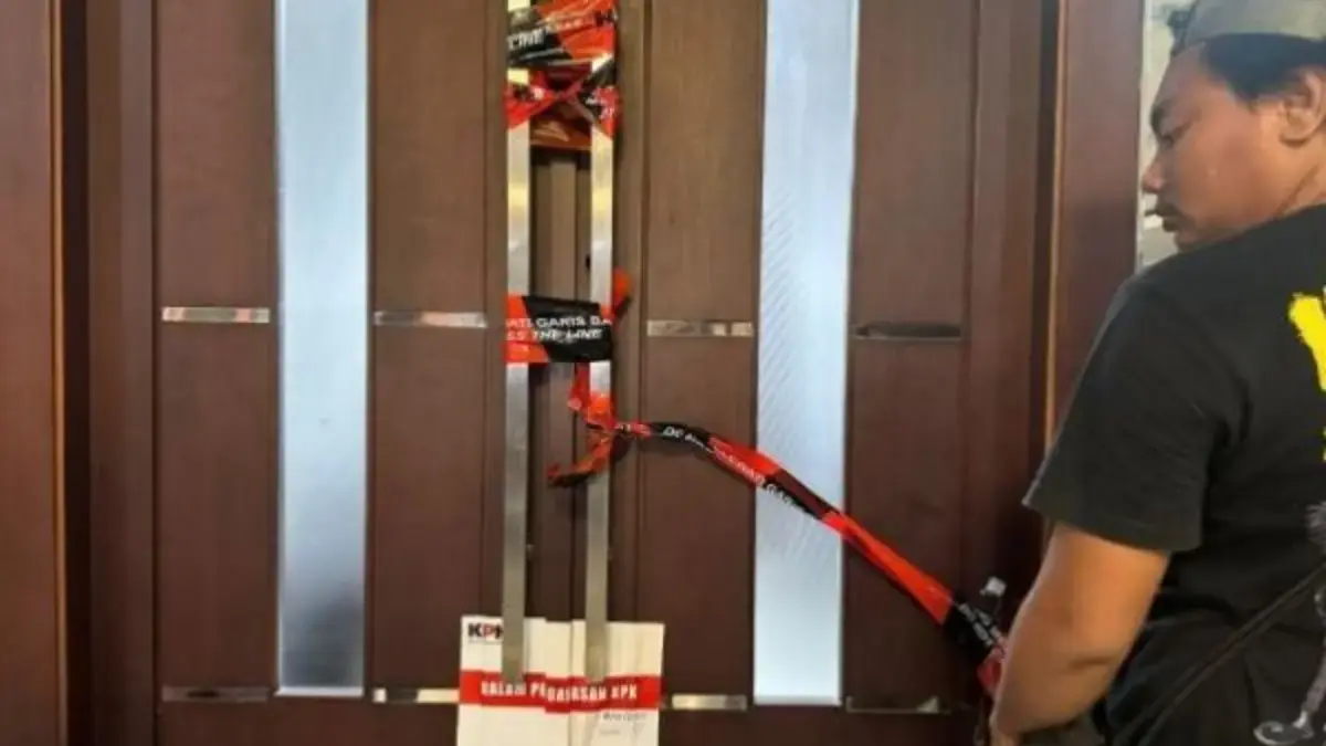 KPK Gelar Operasi Tangkap Tangan di Bekasi, Ruang Kerja Bupati Disegel Pintu ruang kerja Bupati Bekasi disegel penyidik KPK pada Kamis malam.