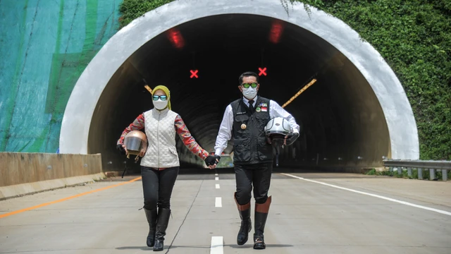 Ridwan Kamil Digugat Cerai Istrinya, Atalia Praratya Ridwan Kamil (kanan) bersama Atalia Praratya saat meninjau terowongan pada proyek Jalan Tol Cileunyi-Sumedang-