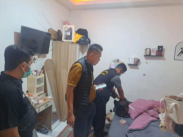 Petugas di lokasi kejadian ditemukannya jasad terapis spa di Bekasi. (IST)