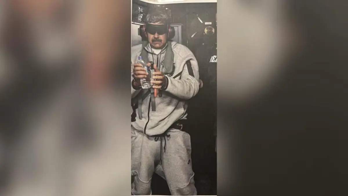 Trump Unggah Foto Mata Maduro Ditutup Tangan Diborgol Disebut Diambil di Atas Kapal Perang USS Iwo Jima Foto yang diunggah oleh Presiden AS Donald Trump yang menunjukkan Nicolas Maduro di atas kapal USS Iwo Jima.(D