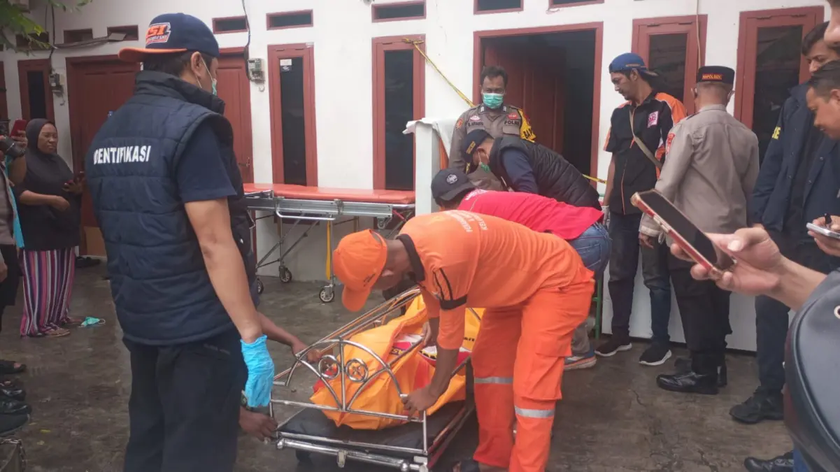 Tiga anggota keluarga ditemukan tewas diduga keracunan di dalam kamar rumah kontrakan di Jalan Warakas 8, Tanj
