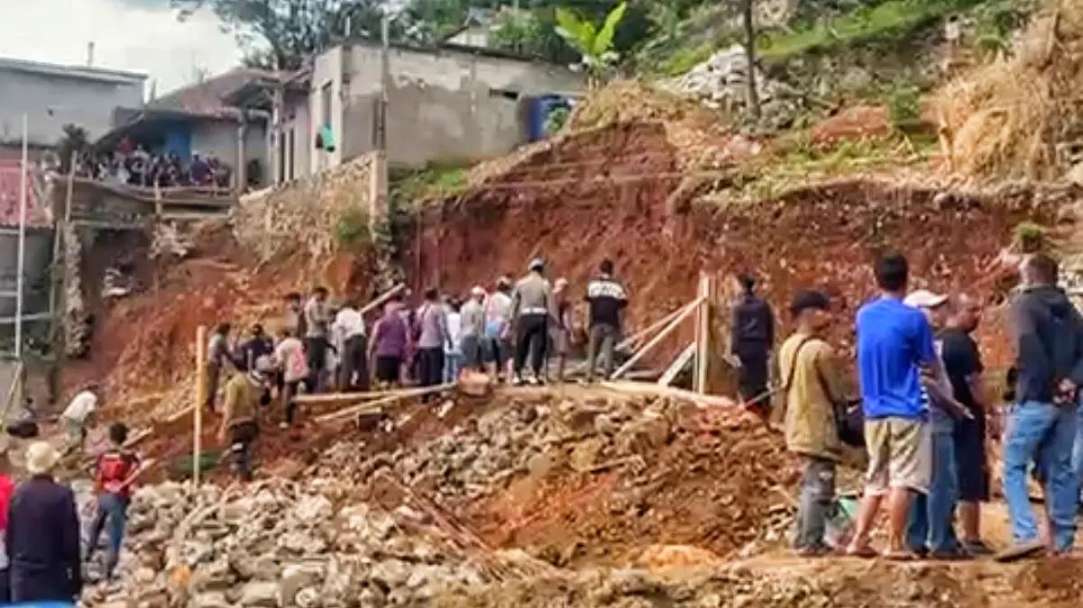 Lokasi tebing longsor yang menimpa pekerja di Jatinangor. (Foto : Istimewa)