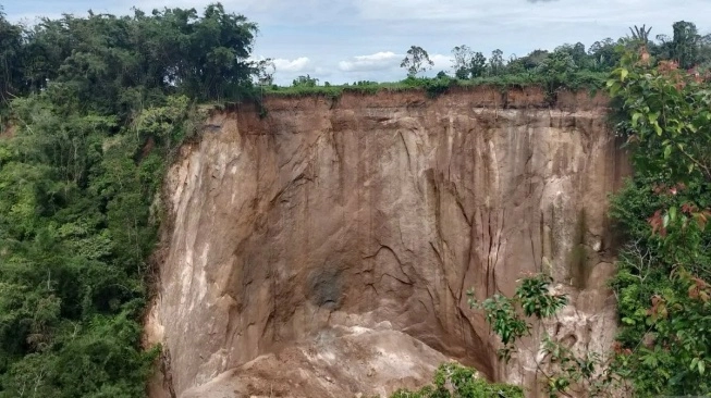 Kondisi Ngarai Sianok Guguak Tinggi, Ampek Koto, Agam, yang mengalami longsor pascabencana hidrometeorologi Su