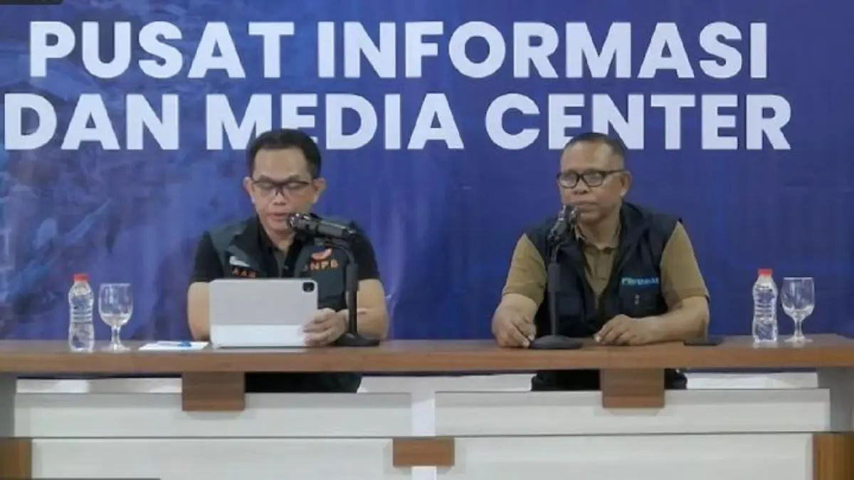 Kepala Pusat Data Informasi dan Komunikasi Kebencanaan BNPB Abdul Muhari (kiri) dan Ketua Dewan Pengurus Daera