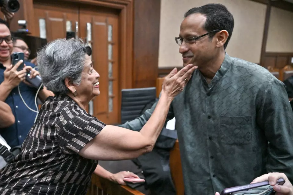 Mantan Menteri Pendidikan Nadiem Makarim, kanan, menerima dukungan dari ibunya saat dia menghadiri sidang pert