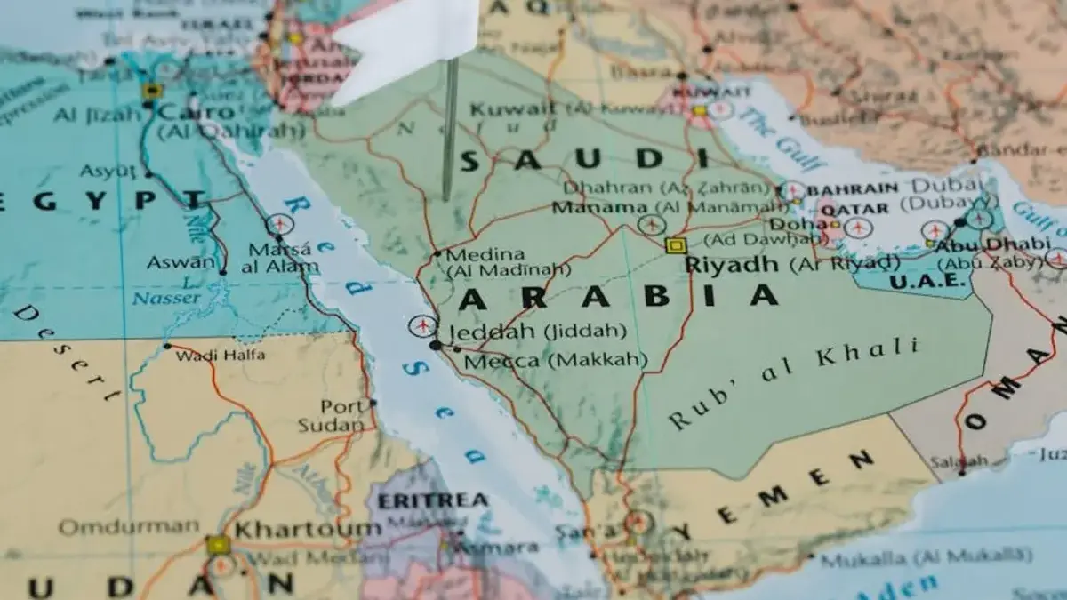 Peta kawasan Timur Tengah terlihat jelas perbatasan Arab Saudi dengan Yaman. (Lara Jameson-Pexels)