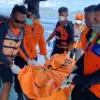 Evakuasi jenazah diduga korban KM Putri Sakinah, kapal wisata yang tenggelam di perairan Pulau Padar, Labuan B