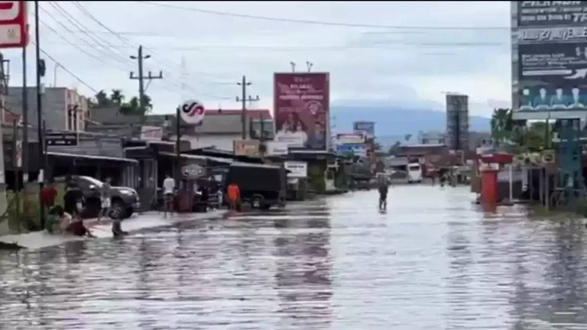 Rawa Makmur Kota Bengkulu Banjir, Polisi Tutup Sementara Akses Lintas Barat Sumatera Ruas jalan di Kelurahan Rawa Makmur yang terendam banjir sehingga ditutup oleh anggota kepolisian, Sabtu (3/1/