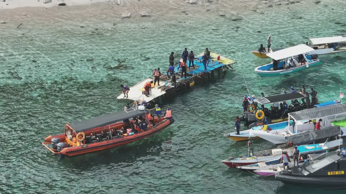 Awal Penemuan Korban Saat Nelayan Temukan Bangkai Kamar Kapal KM Putri Sakinah, Tercium Bau Menyengat Nelayan temukan bangkai KM Putri Sakinah, dalamnya ada mayat. (IST)