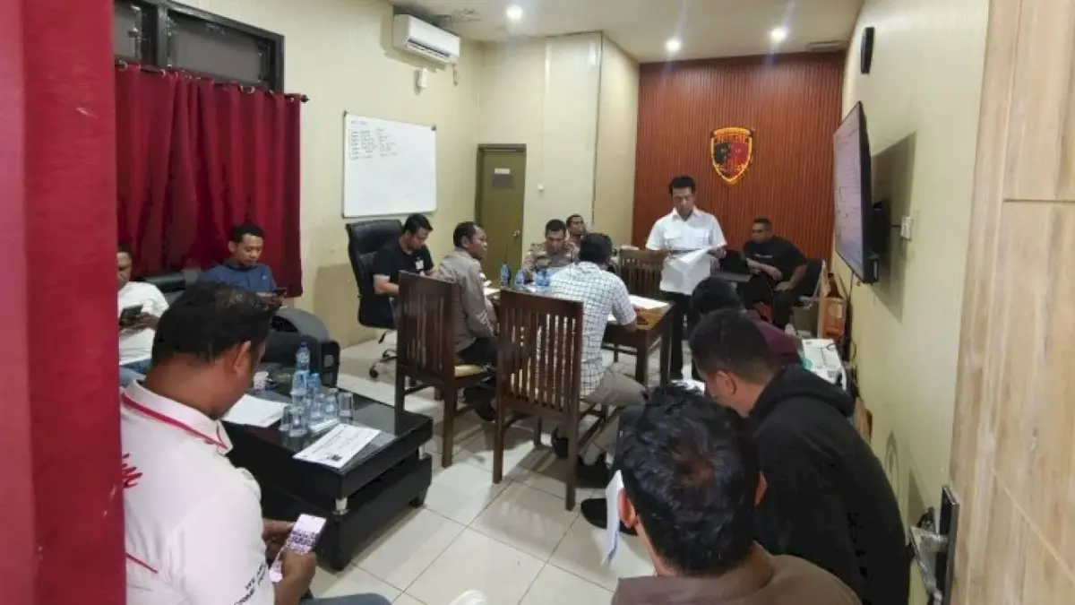 Nahkoda dan 1 ABK Jadi Tersangka Perkara Kecelakaan KM Putri Sakinah yang Tenggelam di Perairan Pulau Padar Gelar perkara penetapan tersangka insiden KM Putri Sakinah tewaskan 4 WNA Spanyol. (Dok. Humas Polda NTT)