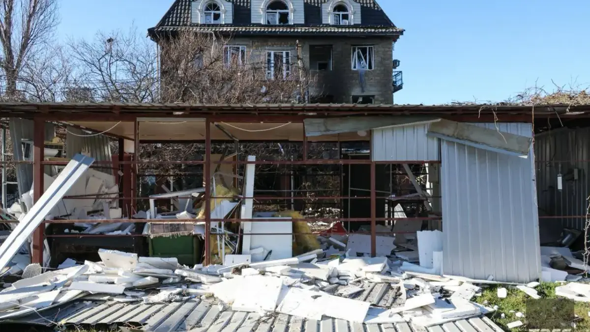 Serangan Drone Hantam Kafe di Wilayah Kherson 24 Tewas, Rusia Tuding Ukraina Serangan drone sasar sebuah kafe di kota pesisir Laut Hitam Khorly di oblast Kherson, Rusia, pada Malam Tahun