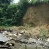 Tim SAR gabungan masih melakukan pencarian terhadap 3 pekerja bangunan yang tertimbun material longsor di Jati