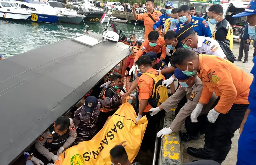 Kedutaan Besar Spanyol Minta ke Basarnas Lanjut Cari Pelatih Valencia dan Anaknya di Labuan Bajo Petugas SAR gabungan mengevakuasi kantong berisi jenazah korban kapal tenggelam di Labuan Bajo, Manggarai Bara