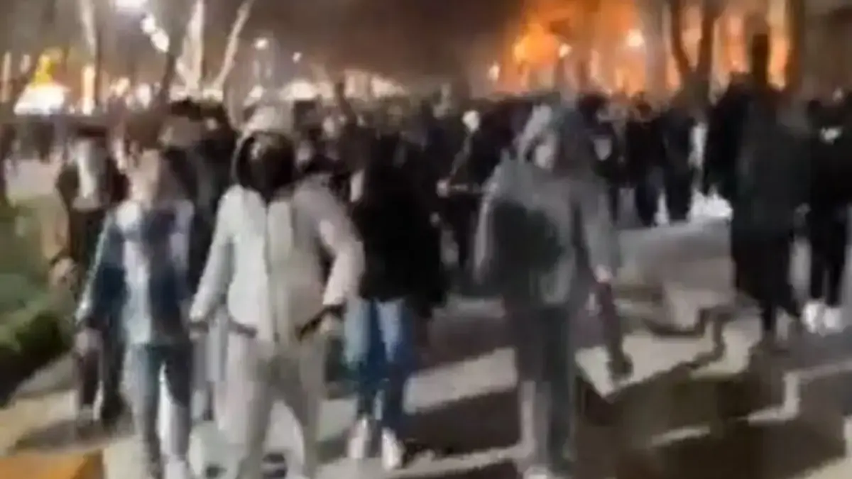 Sebuah video menunjukkan para pengunjuk rasa anti-rezim berbaris di Isfahan, Iran, 1 Januari 2025. (Tangkapan