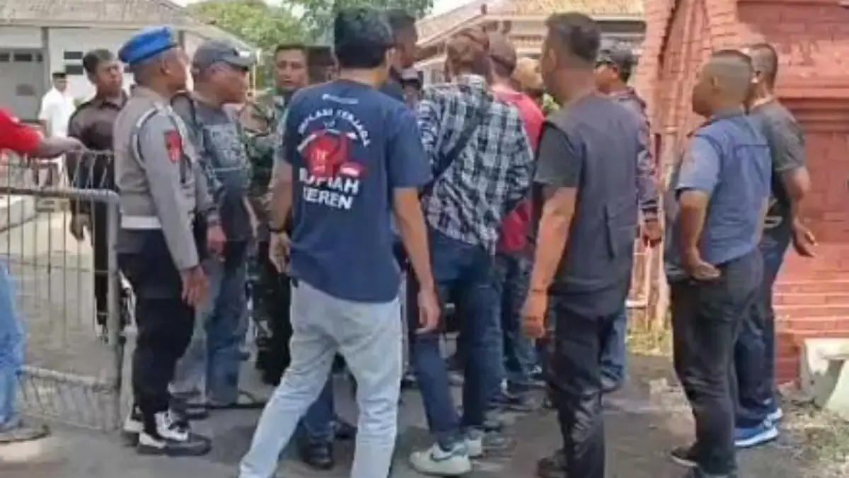 Wartawan Alami Pelarangan Saat Meliput Aksi Buruh di PG Rajawali Cirebon Kebebasan pers kembali mendapat ujian. Sejumlah jurnalis di Kota Cirebon yang hendak meliput aksi para petani