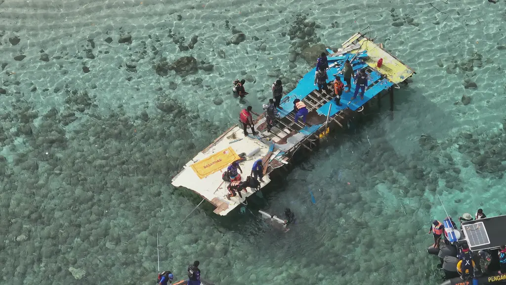 Bangkai Kapal Wisata KM Putri Sakinah Ditemukan Sekitar 14,4 Kilometer dari Lokasi Kapal Tenggelam Bangkai kapal wisata KM Putri Sakinah ditemukan pada Selasa (6/1/2026) setelah 12 hari tenggelam di destinasi