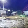 Material banjir bandang menutupi badan jalan provinsi penghubung Lubuk Basung-Bukittinggi tepatnya di Pasar Ma