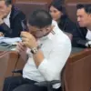 Ammar Zoni menangis saat mengikuti sidang kasus dugaan jual beli narkotika di Rutan Salemba, Pengadilan Negeri