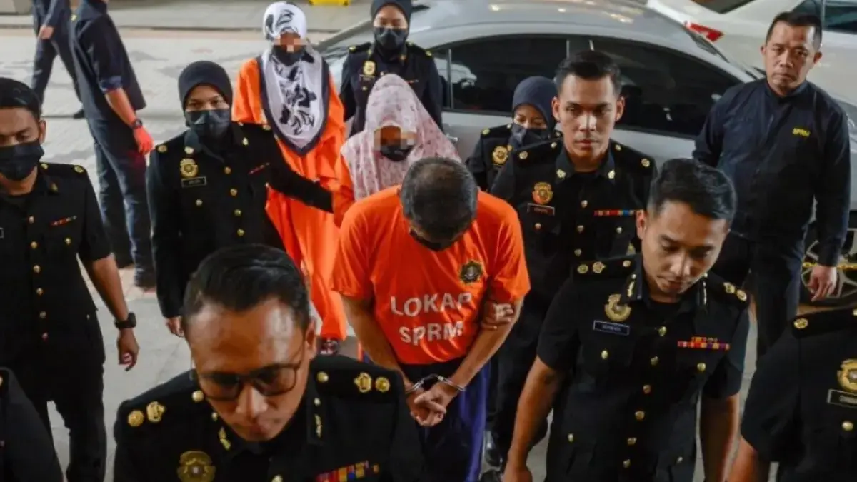 Mantan kepala Angkatan Darat Malaysia Muhammad Hafizuddeain Jantan dan kedua istrinya ditahan terkait kasus ko