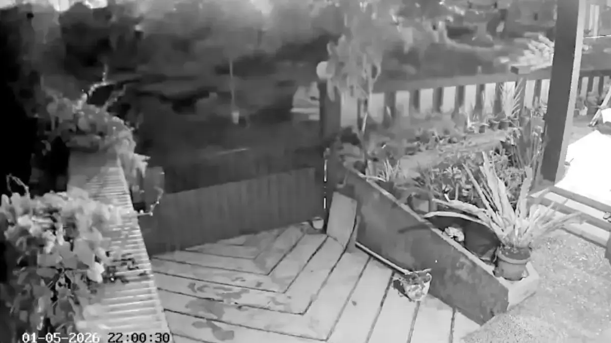 Tangkapan layar dari rekaman CCTV yang disebut-sebut merekam momen dentuman dan kilatan cahaya misterius di Ci