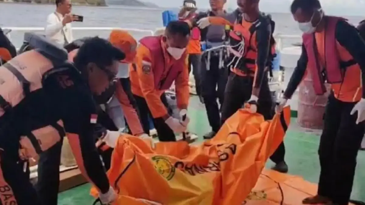 Tim SAR gabungan menemukan satu jenazah korban kapal tenggelam KM Putri Sakinah di Labuan Bajo, NTT. (Foto: is