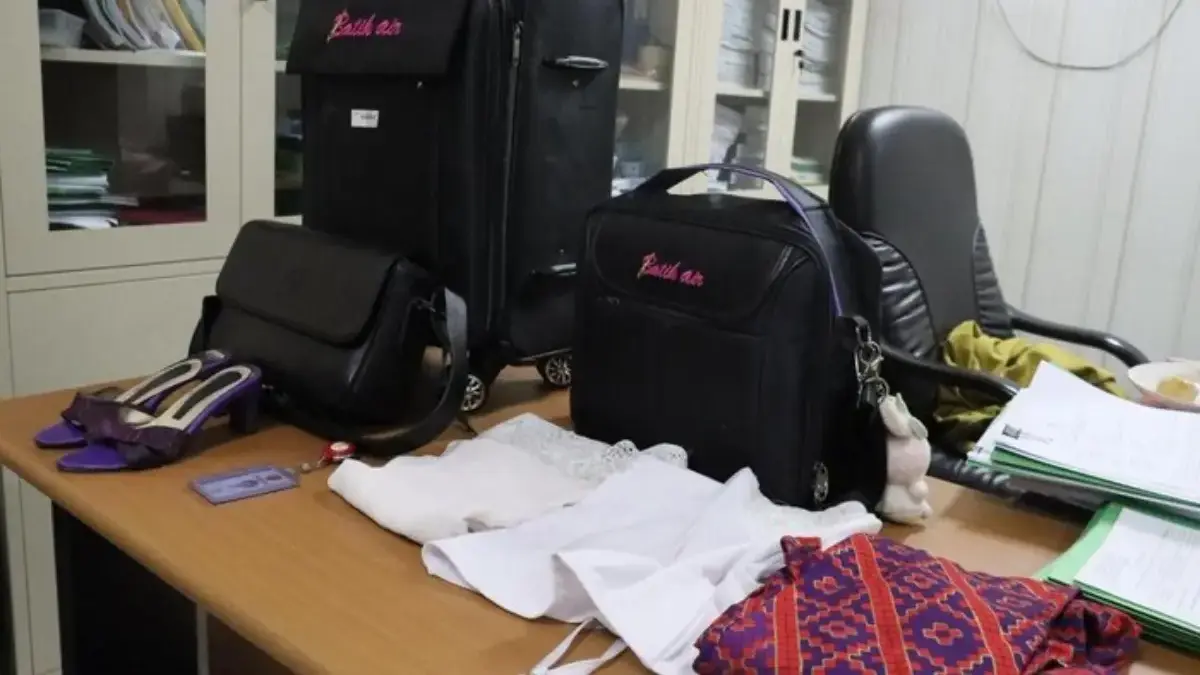 Polisi mengamankan seragam hingga koper milik pramugari gadungan di Bandara Soekarno-Hatta. (IST)