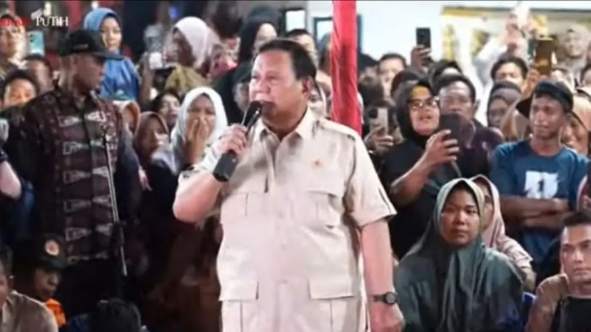 Presiden Prabowo Subianto merayakan malam pergantian tahun 2026 bersama warga pengungsi terdampak bencana di D